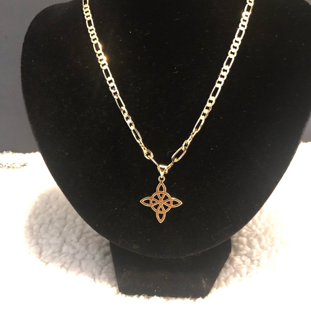 Gold Celtic Knot Pendant Figuero Chain